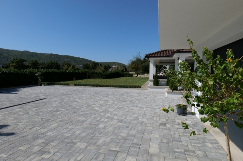 betonski opločnici Oblak Savona u uređenom dvorištu